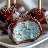 Robins Egg Blue Cake Pops: delightful Easter treats with speckled blue coating and creamy vanilla centers. Perfect for spring dessert tables.